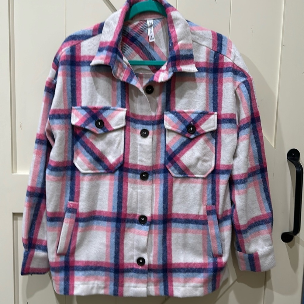 NWOT Zenana shacket. Size small. Pit 23”. Length 26.5”. Pockets and soft.